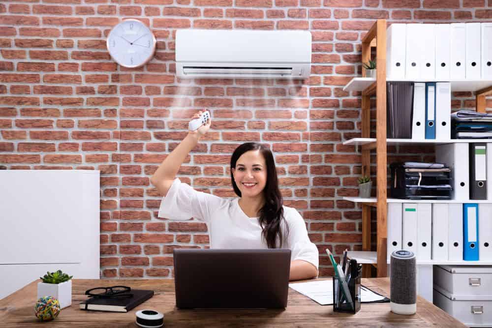 Gut eingestellte Klimaanlagen im Bürogebäude verbessern die Produktivität (depositphotos.com)